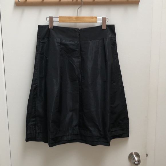 Banana Republic - Black pleated skirt with shine - size 10 - Picture 2 of 8